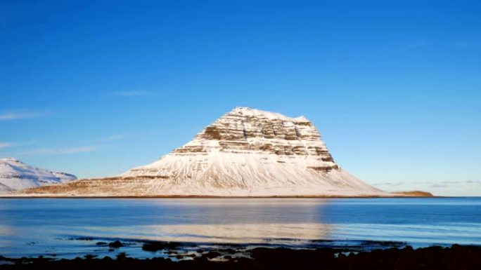 冰岛海岸线上的柯克朱费尔山景