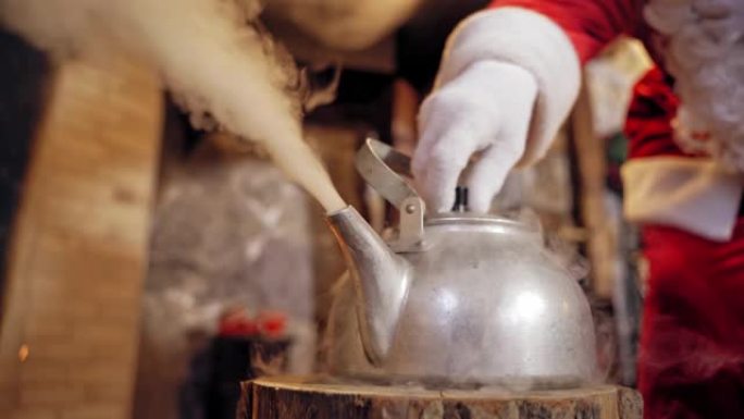 用白色蒸汽煮沸的金属水壶。