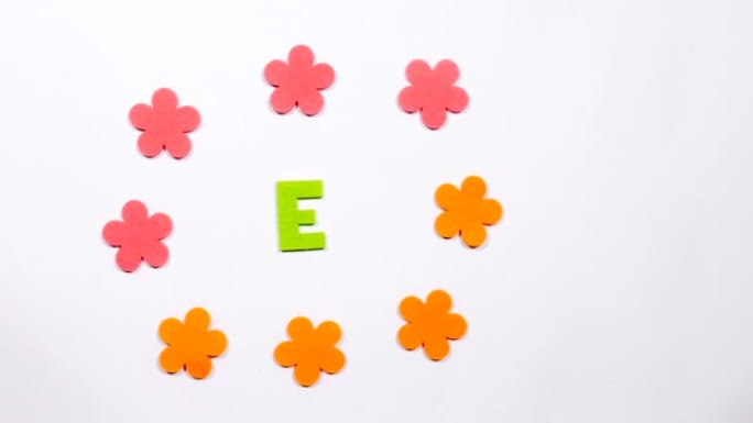 绿色移动，跳舞的英文字母E。白色背景上的舞蹈字母。