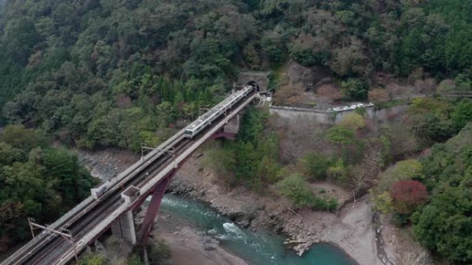 日本岚山京都附近的桂川和铁路的鸟瞰图。岚山位于日本京都的西部，在樱花和秋叶季节非常受欢迎。