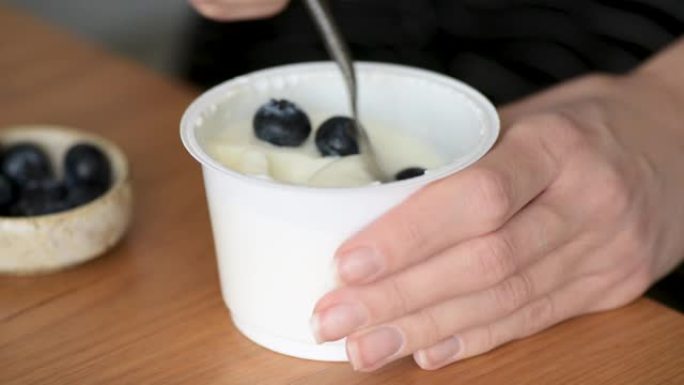 吃希腊酸奶和蓝莓