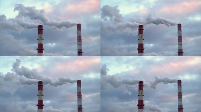 从工厂烟囱冒出的黑色有毒烟云。旧工业发电厂造成的空气污染和全球变暖