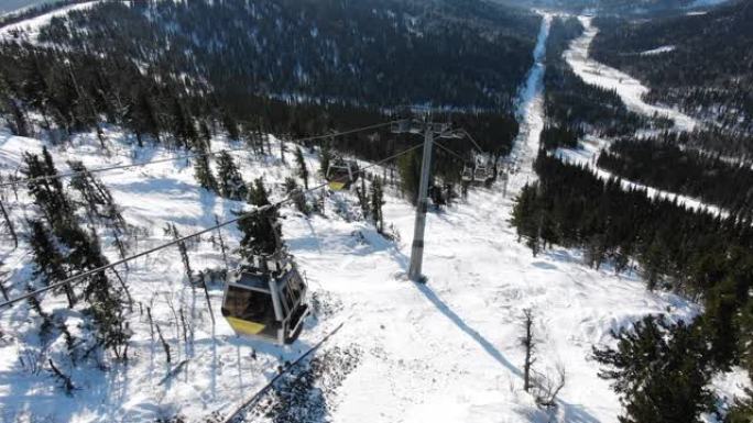 现代滑雪缆车舱在山上的极端轨道上移动