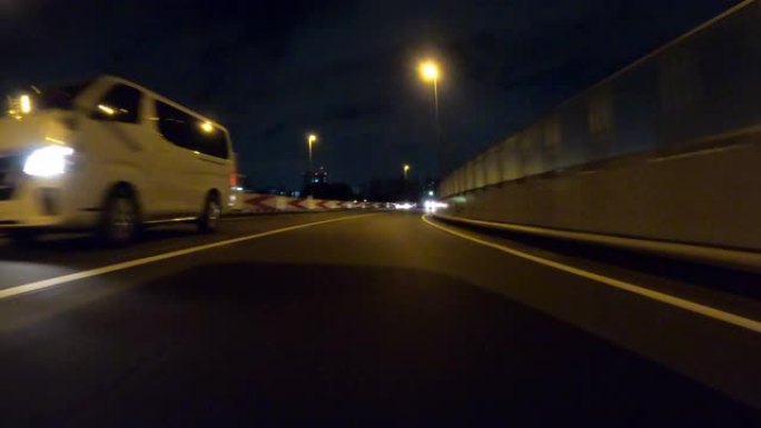 夜间在高速公路上行驶/后视