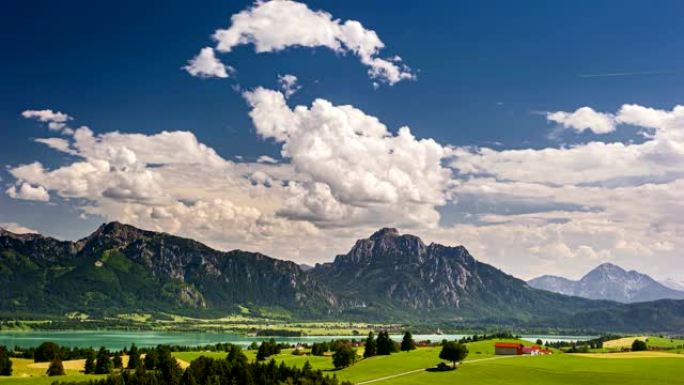 巴伐利亚山脉上蓝天上移动云层的时间流逝