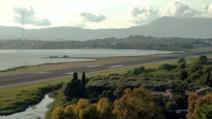 飞机和旅行概念。科孚岛机场的一条空跑道。希腊。4K