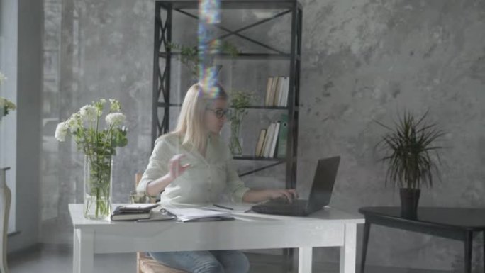 远程银行，一个瘦弱的精力充沛的女人，一个企业家在办公室里工作，坐在笔记本电脑的桌子旁，一个女商人使用
