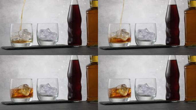将威士忌倒入带有冰块的玻璃杯中，背景为两瓶可乐