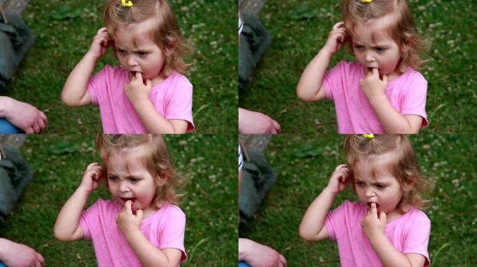 一个小女孩吮吸手指的特写镜头
