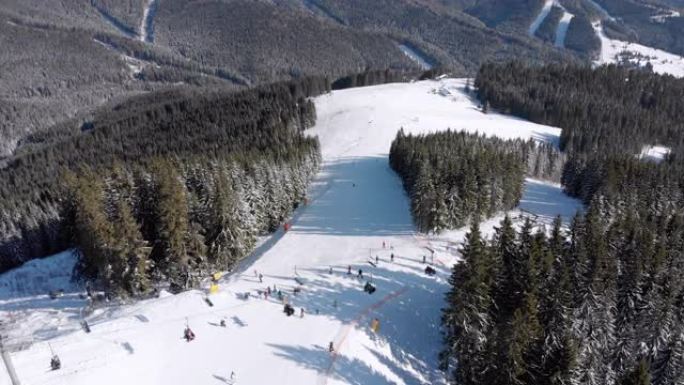 雪杉林滑雪胜地有滑雪者和滑雪缆车的空中滑雪场
