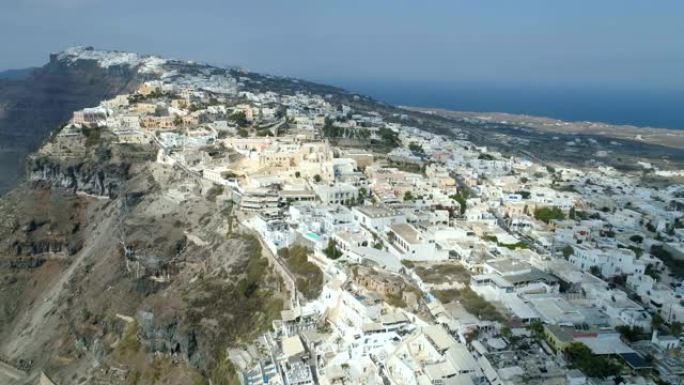 希腊著名度假胜地锡拉的鸟瞰图。