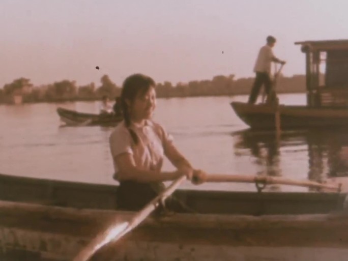 60年代  北京 年轻人 划船