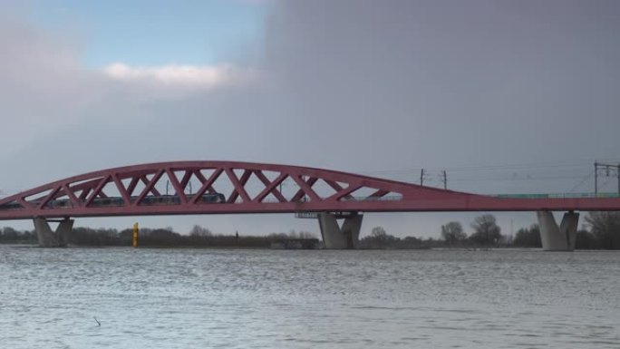 在Zwolle附近的Hanzeboog火车桥上，水流过IJssel河的洪泛区