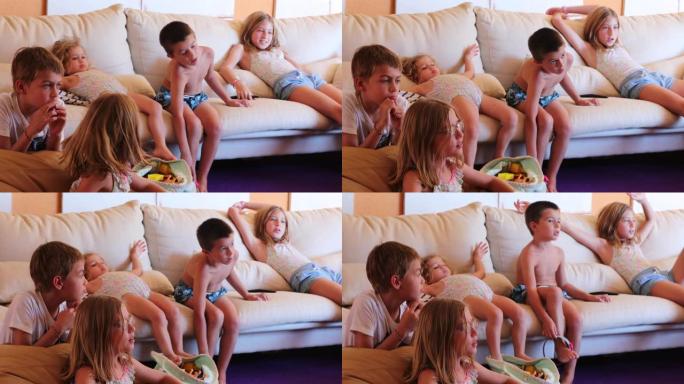 许多孩子坐在客厅沙发上看电视，孩子们在游戏室一起看电视