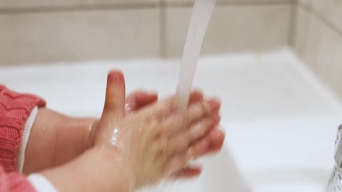 小女孩和他妈妈洗手