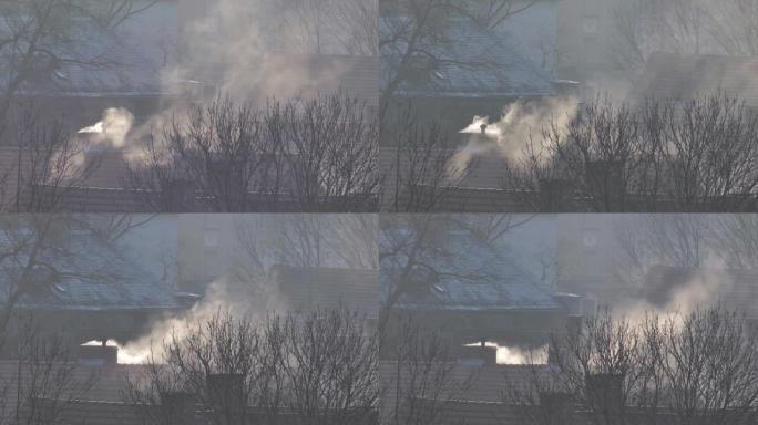 从污染大气的住宅烟囱中冒出的烟雾