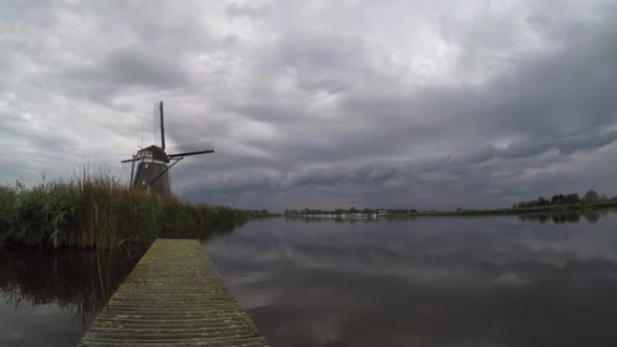 荷兰罗特梅伦湖附近风车上的雷雨云