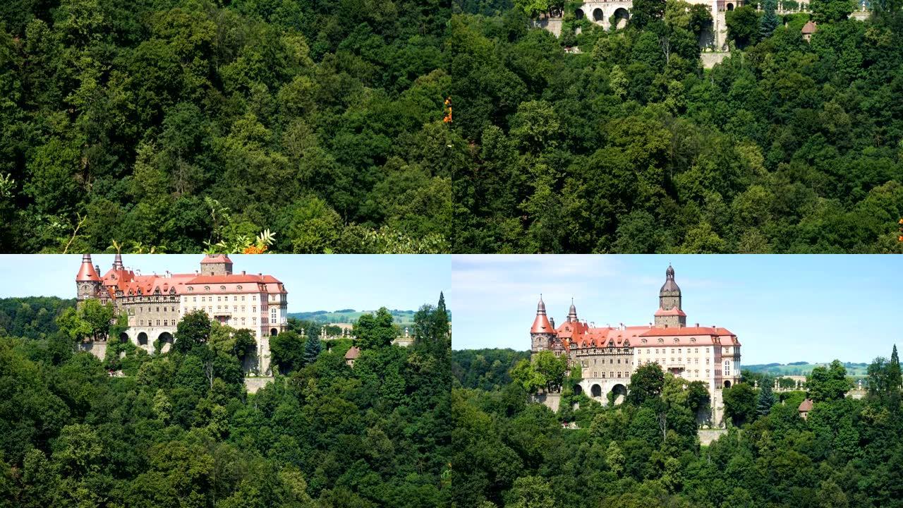 2017年7月18日波兰沃尔布奇镇附近小山上的扎梅克·克西亚兹城堡