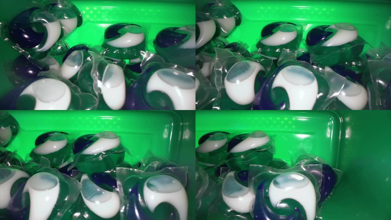 洗涤凝胶胶囊堆叠在一起。用化学药品溶解洗衣洗涤剂小袋，用于洗衣服