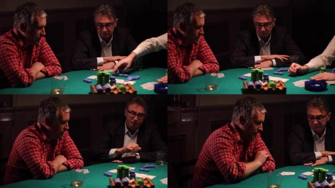 成熟的男人在德州扑克扑克中展示自己的获胜牌
