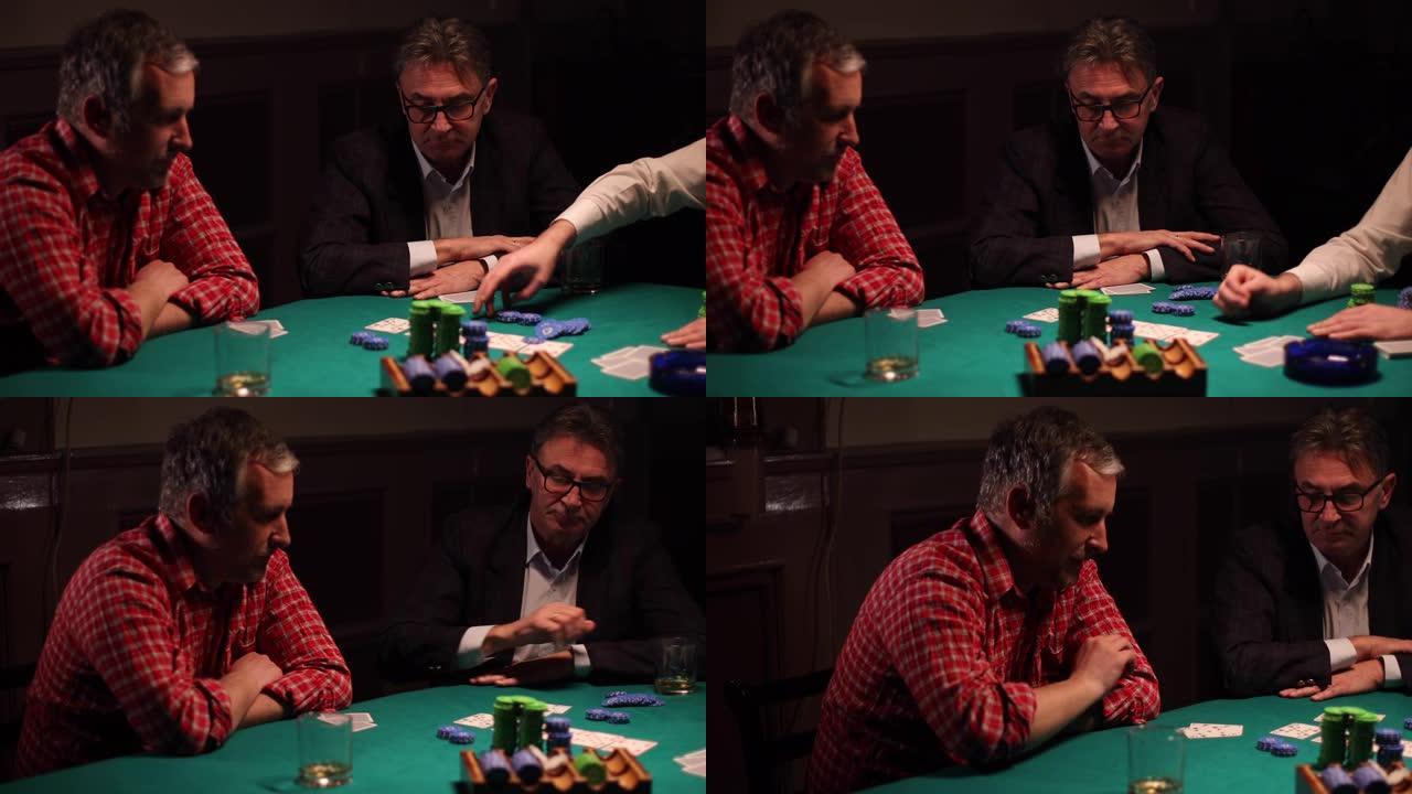 成熟的男人在德州扑克扑克中展示自己的获胜牌