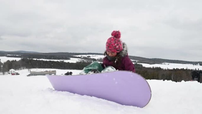 孙女和祖母滑雪板雪场摔倒扶起