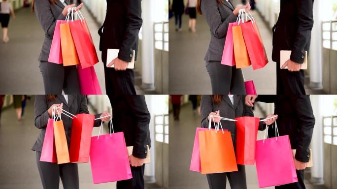 网上购物网站女人拿着购物袋在零售购物中心购买产品。情侣情人一起购买黑色星期五的物品。数字支付网关国际