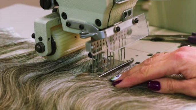 假发制造过程中，女人收集假发。假发组装特写