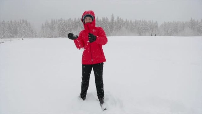 亚洲女子扔雪球男子雪花玩雪球