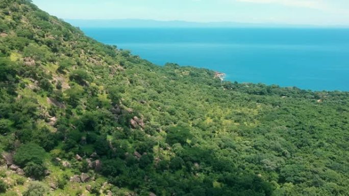 马拉维湖景观，地平线上有水和山脉