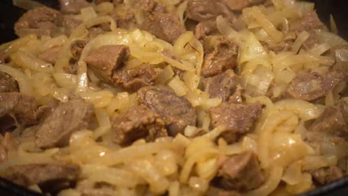 铸铁锅中牛肉的制备。