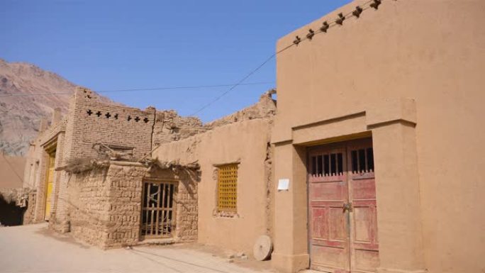 中国新疆吐鲁番图约克村山谷的古老传统民居。