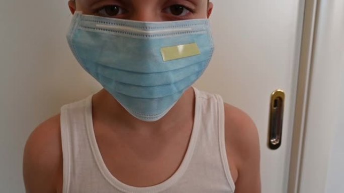 冠状病毒-带面具的儿童