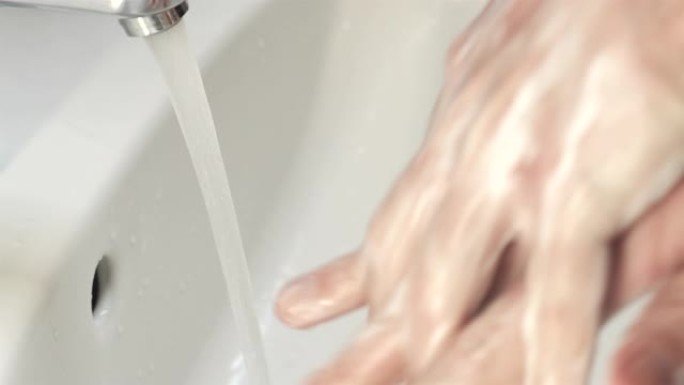 在浴室洗手池洗手，以防止传播冠状病毒新型冠状病毒肺炎