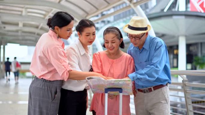 亚洲老年夫妇和友谊旅行并在地图上找到位置