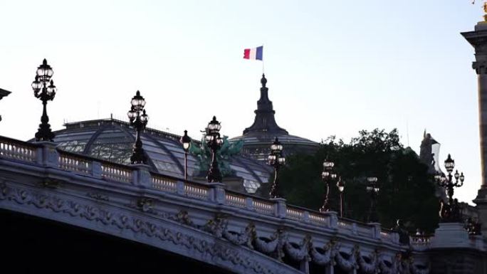 大皇宫大楼上的法国国旗。塞纳河上的亚历山大三世大桥。