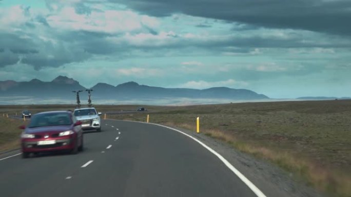 汽车在通往冰岛的道路上行驶