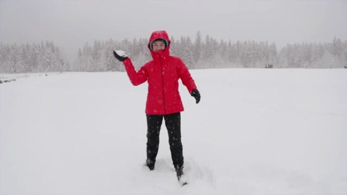 亚洲女子扔雪球