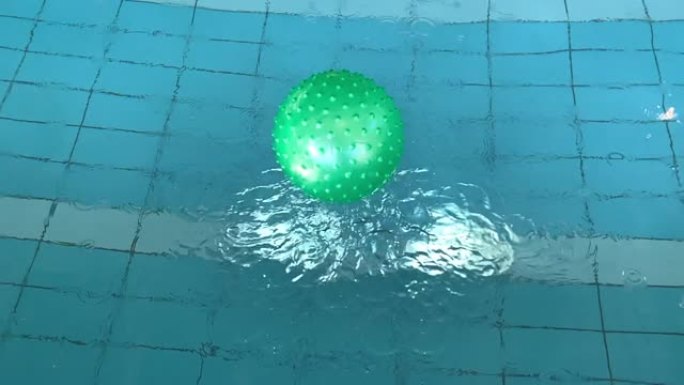 落在水中的绿球水滴底下一个绿色重力球抛向