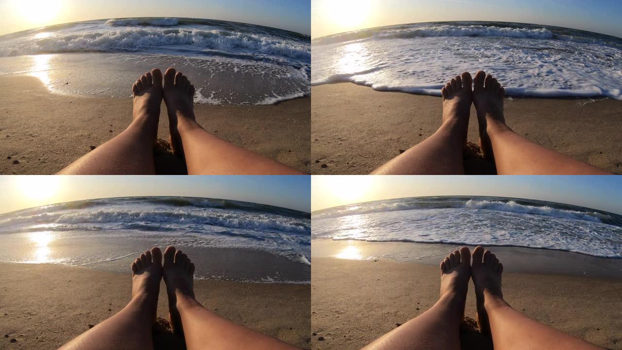 女孩坐在海边，海浪在沙滩上滚滚