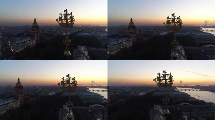 圣彼得堡海军部塔尖上的金船。日落时的城市景观。