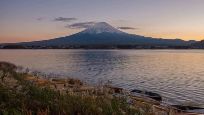 富士山的4k时间流逝，川口湖的山顶上有移动的云