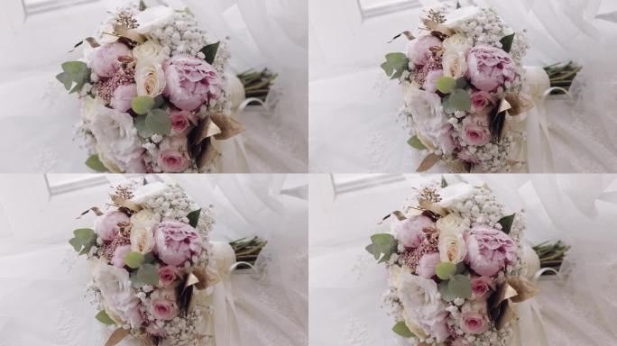 美丽的婚礼花束躺在白色窗帘上的窗户附近的结婚戒指上