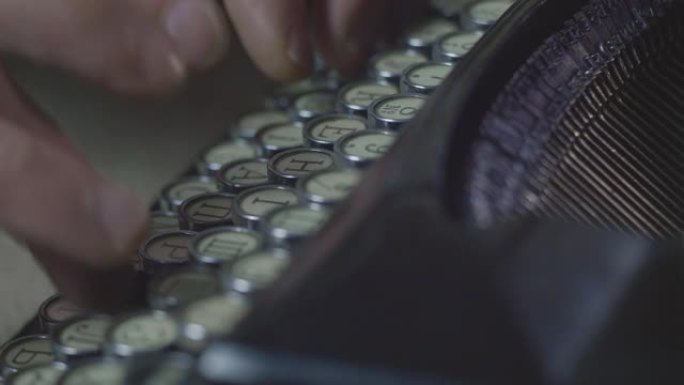 特写镜头一个男人的手在一台老式复古打字机上打字。俄语字母表。媒体或传播概念。电影4k视频