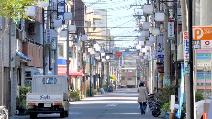 一位女士走在日本大阪的路边