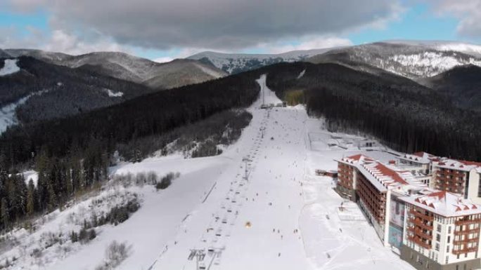 许多人在滑雪胜地滑雪缆车附近的滑雪场上滑雪的鸟瞰图