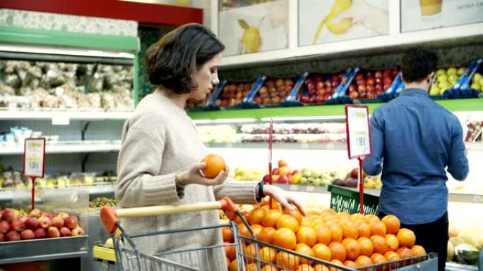 女人在超市买水果女人在超市买水果外国人笑