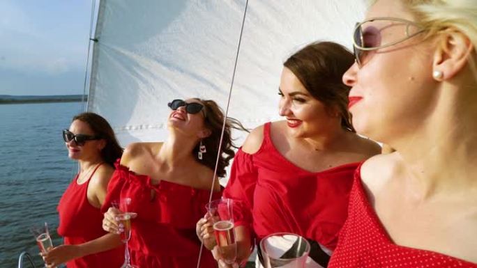 四个快乐的女人在帆船派对上喝酒放松