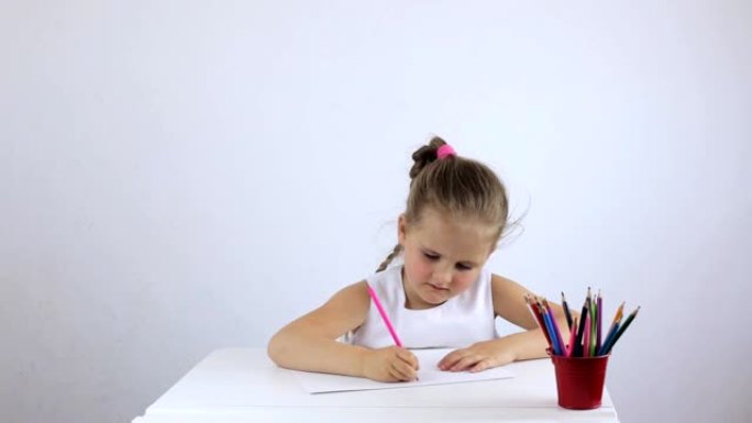 女孩学龄前儿童用铅笔书写和绘画