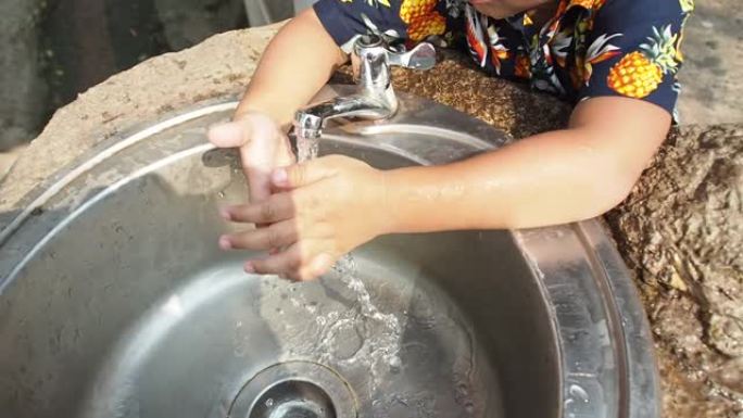 亚洲小男孩洗手